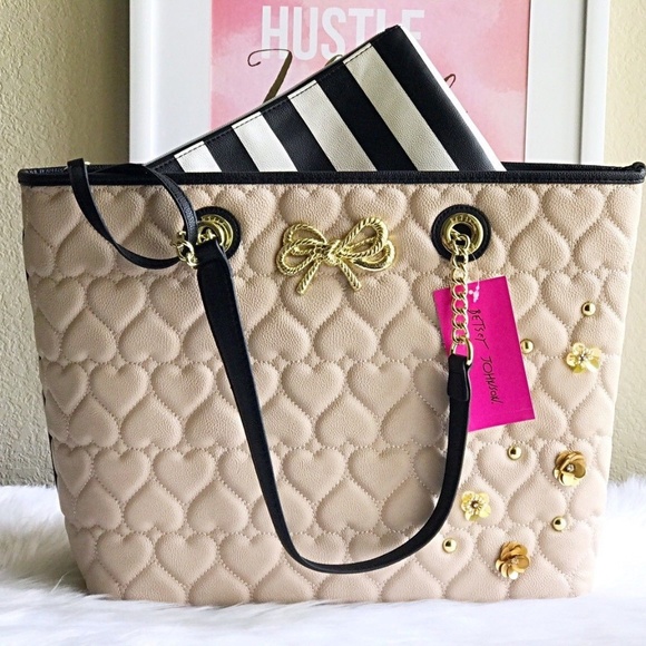 Betsey Johnson Handbags - BETSEY JOHNSON Large E/W Tote Beige Tan Sand Quilt
